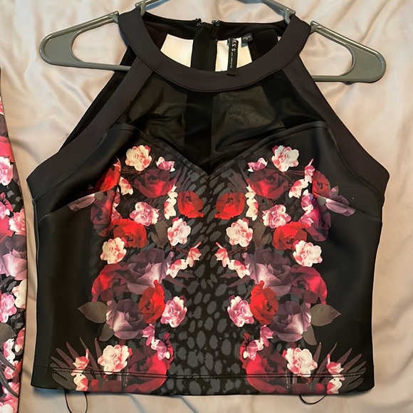 Guess 2 pc cropped skirt set - Picture 2 of 5